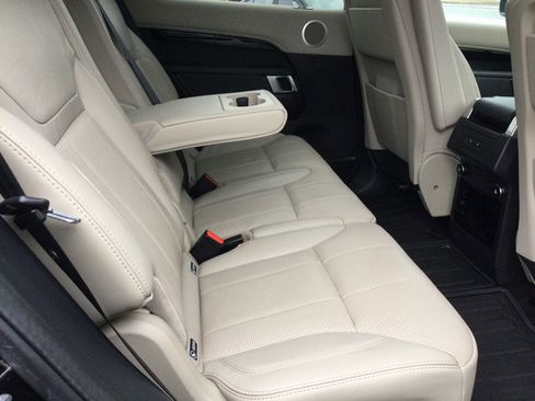 Used 2018 Land Rover Discovery SE image 16