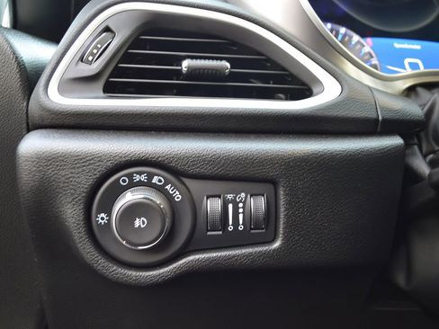 Used 2025 Chrysler Pacifica Select image 27