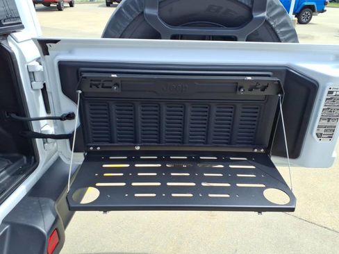 Used 2022 Jeep Wrangler Unlimited Rubicon w/ LED Lighting Group AWD/4WD image 21