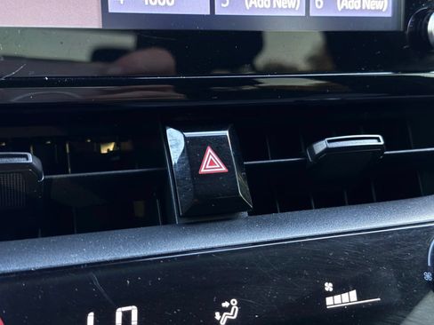 Used 2020 Toyota Corolla LE w/ Carpet Mat Package (TMS) FWD image 31