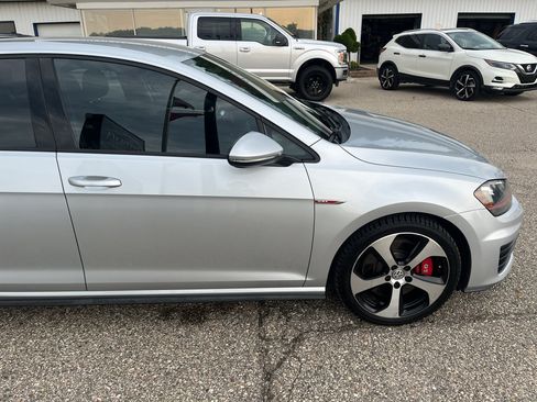 Used 2016 Volkswagen Golf 4-Door FWD image 8