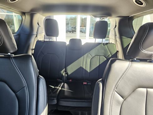New 2026 Chrysler Pacifica Select image 9