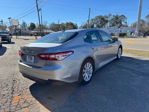 Used 2020 Toyota Camry LE image 6
