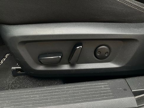 Used 2025 Nissan Rogue SV image 11