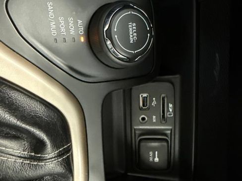 Used 2018 Jeep Cherokee Limited AWD/4WD image 33
