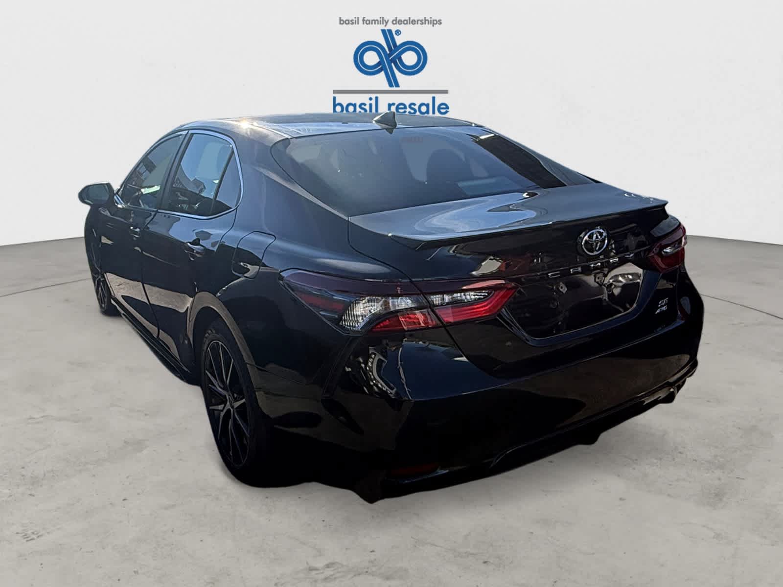 Used 2021 Toyota Camry SE w/ Cold Weather Package AWD/4WD image 4