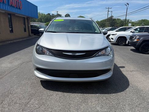 Used 2023 Chrysler Voyager LX image 5