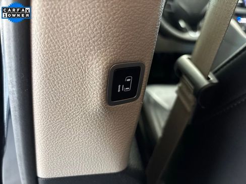 Used 2024 Chrysler Pacifica Touring-L image 3