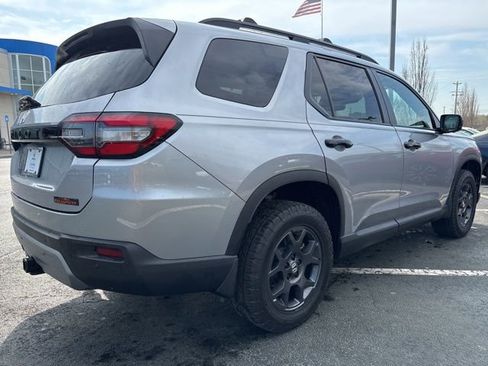 Used 2024 Honda Pilot TrailSport image 5