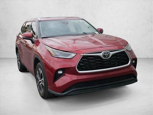 Used 2022 Toyota Highlander XLE FWD image 3