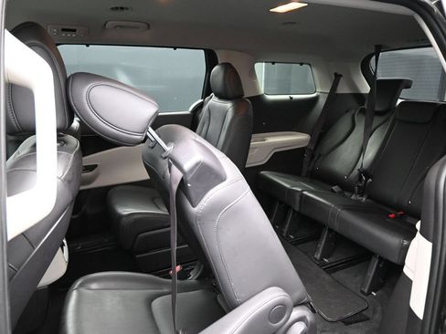 Used 2024 Kia Carnival EX FWD image 26