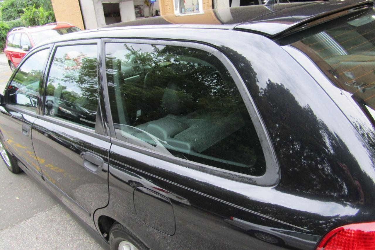 Used 2002 Volvo V40 FWD image 6
