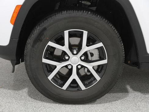 Used 2024 Jeep Grand Cherokee Limited image 23