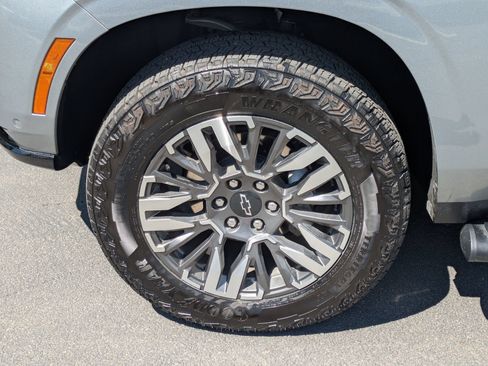 Used 2025 Chevrolet Suburban Z71 AWD/4WD image 13