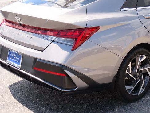 Used 2024 Hyundai Elantra SEL w/ Convenience Package image 10