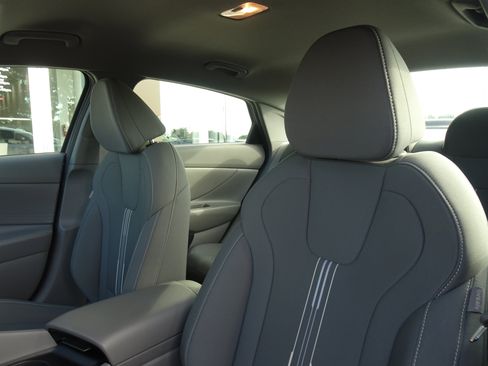 Used 2023 Hyundai Elantra SEL FWD image 10