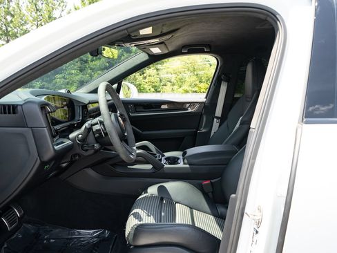 Used 2024 Porsche Cayenne S AWD/4WD image 27