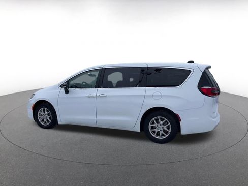 Used 2024 Chrysler Pacifica Touring-L image 9