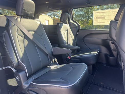 New 2026 Chrysler Pacifica Limited w/ S Appearance Package image 17
