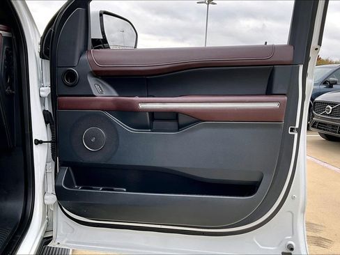 Used 2022 Ford Expedition Limited image 23