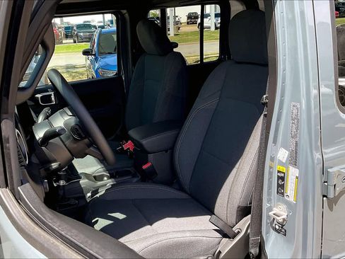 New 2025 Jeep Gladiator Sport image 9