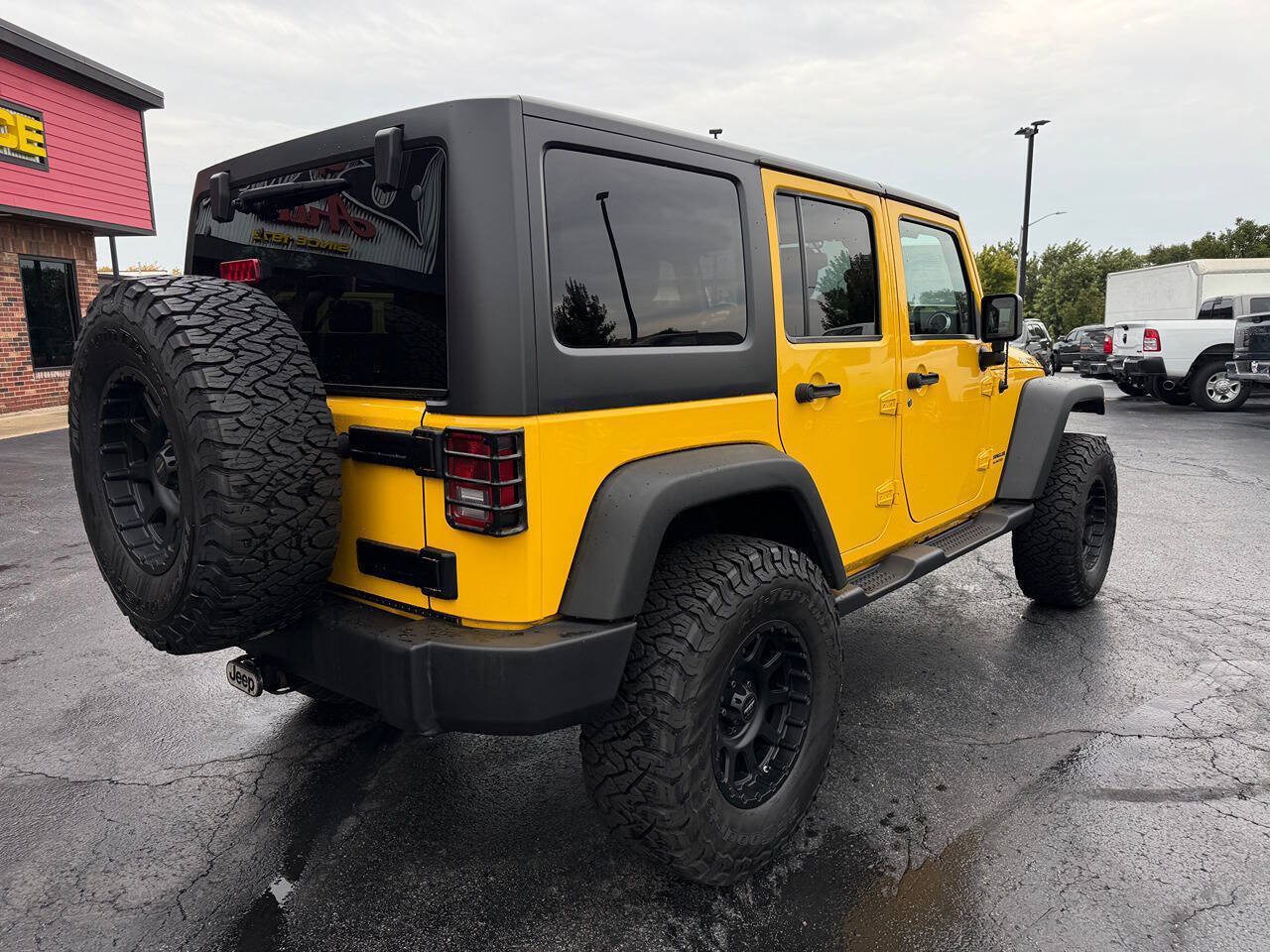 Used 2015 Jeep Wrangler Unlimited Rubicon w/ Connectivity Group AWD/4WD image 7