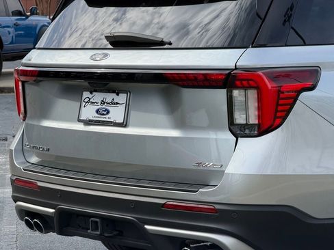 Certified 2025 Ford Explorer Platinum w/ Ultimate Package image 18