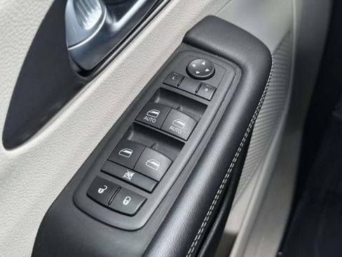 Used 2024 Chrysler Pacifica Touring-L FWD image 19