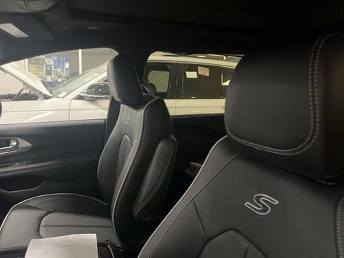 New 2026 Chrysler Pacifica Limited w/ S Appearance Package image 10