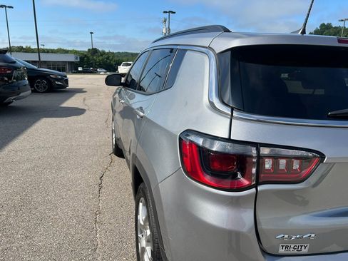 Used 2022 Jeep Compass Latitude image 10