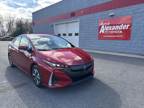 Used 2018 Toyota Prius Prime Premium image 1