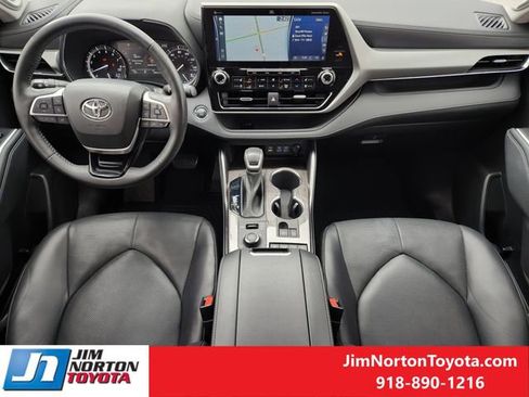 Used 2022 Toyota Highlander Platinum image 29
