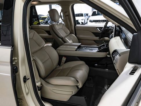 Used 2018 Lincoln Navigator Select w/ Technology Package image 35