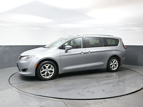 Used 2018 Chrysler Pacifica Touring-L w/ Tire & Wheel Group image 8