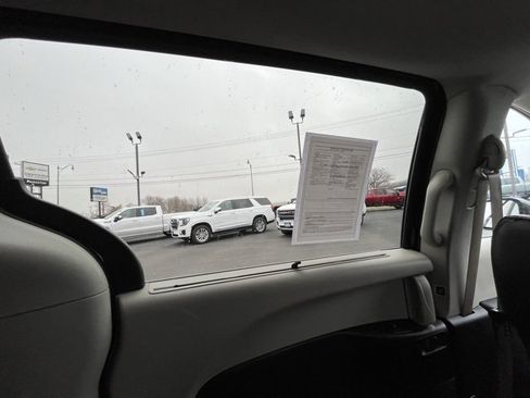 Used 2024 Chrysler Pacifica Touring-L image 77