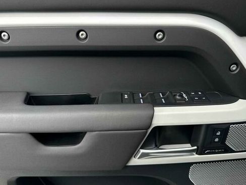 Used 2024 Land Rover Defender 130 S image 8