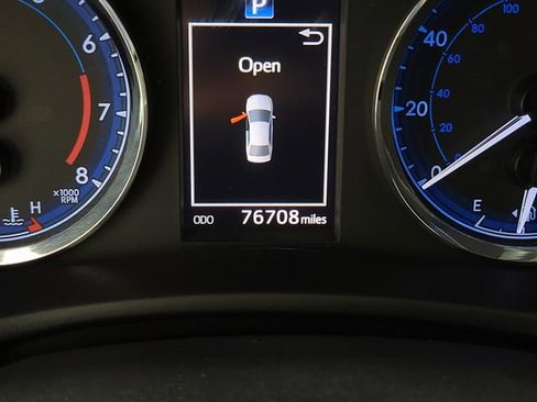 Used 2017 Toyota Corolla SE FWD image 2