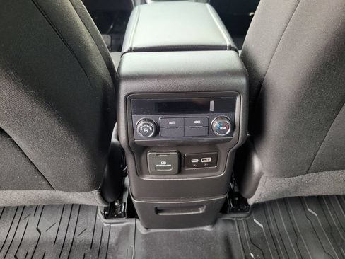 Used 2022 GMC Acadia SLE w/ Driver Convenience Package FWD image 17