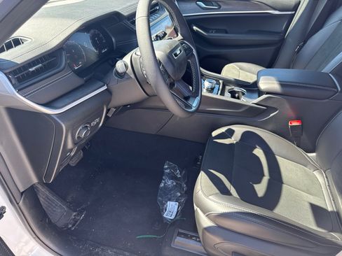 New 2026 Jeep Grand Cherokee Altitude image 9