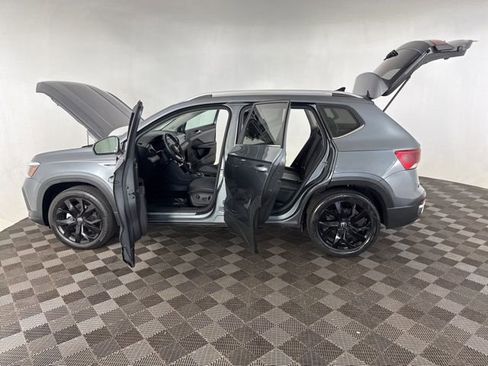 Used 2023 Volkswagen Taos SE AWD/4WD image 11