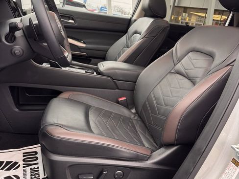 Used 2024 Nissan Pathfinder Platinum w/ Cargo Package image 11