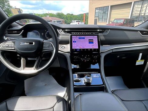 New 2025 Jeep Grand Cherokee Limited w/ Luxury Tech Group II image 5