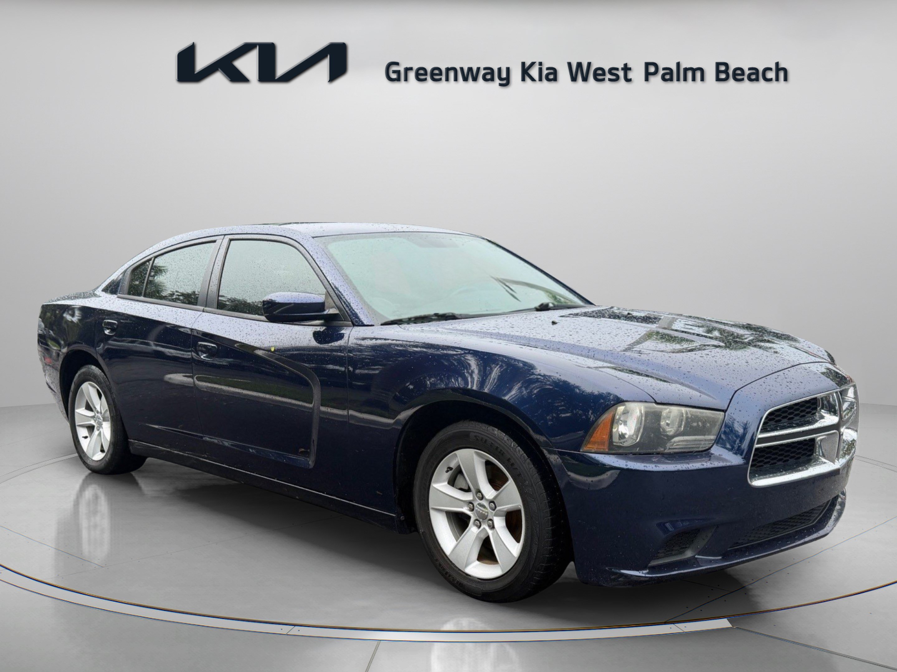 Used 2013 Dodge Charger SE RWD image 1