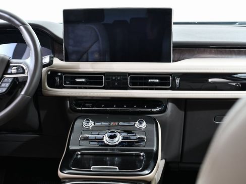 Used 2021 Lincoln Nautilus Reserve image 9