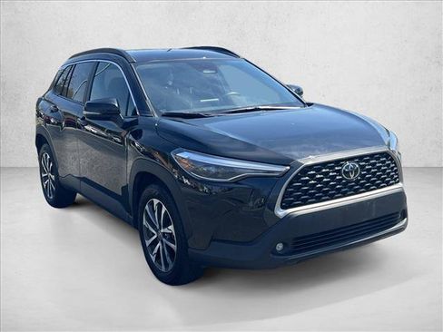 Certified 2025 Toyota Corolla Cross XLE image 3