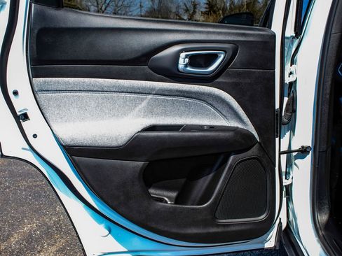 Used 2024 Jeep Compass Latitude image 11