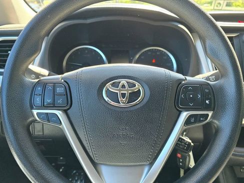 Used 2019 Toyota Highlander LE AWD/4WD image 26