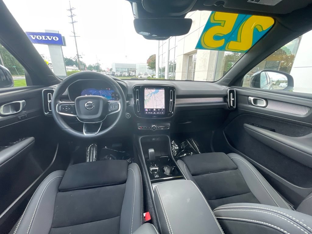 Certified 2025 Volvo XC40 B5 Plus AWD/4WD image 18