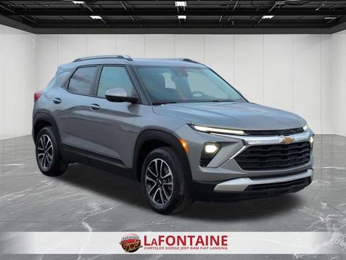 Used 2025 Chevrolet TrailBlazer LT image 2