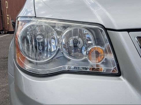 Used 2012 Chrysler Town & Country Touring FWD image 11